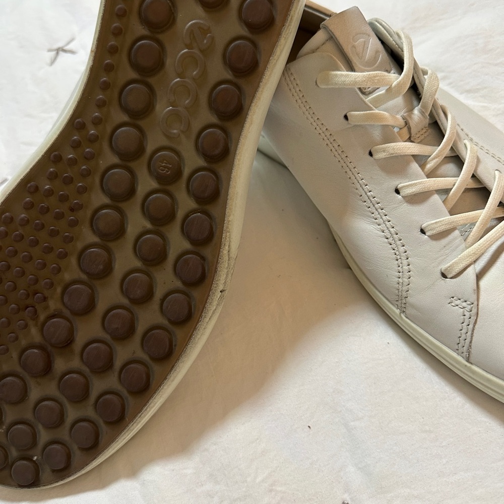 Ecco Cream Sneakers with Textured Leather and Lace-Up Design - Picture 2 of 4
